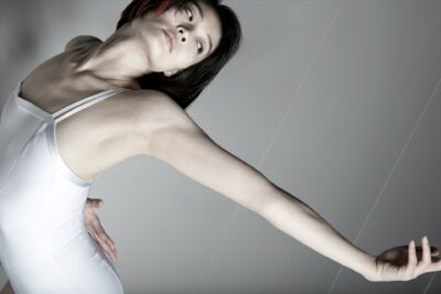 Das Foto zeigt die Tänzerin Megumi Eda, fotografiert von Julieta Cervantes. Die Tänzerin öffnet ihren linken Arm in die untere Diagonale.