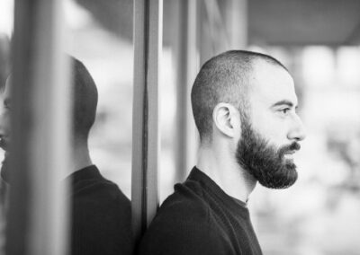 ein mann mit Bart im Profil, blickt zur rechten Bildseite, scharz-weiß Fotografie